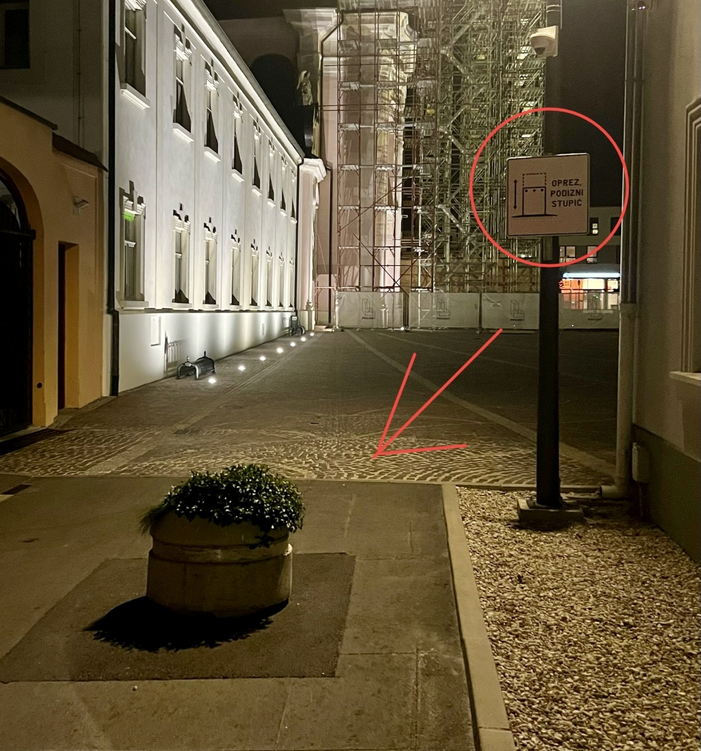 Podizni stup koji ne radi “popravili” tako da su na njega postavili betonsku žardinjeru