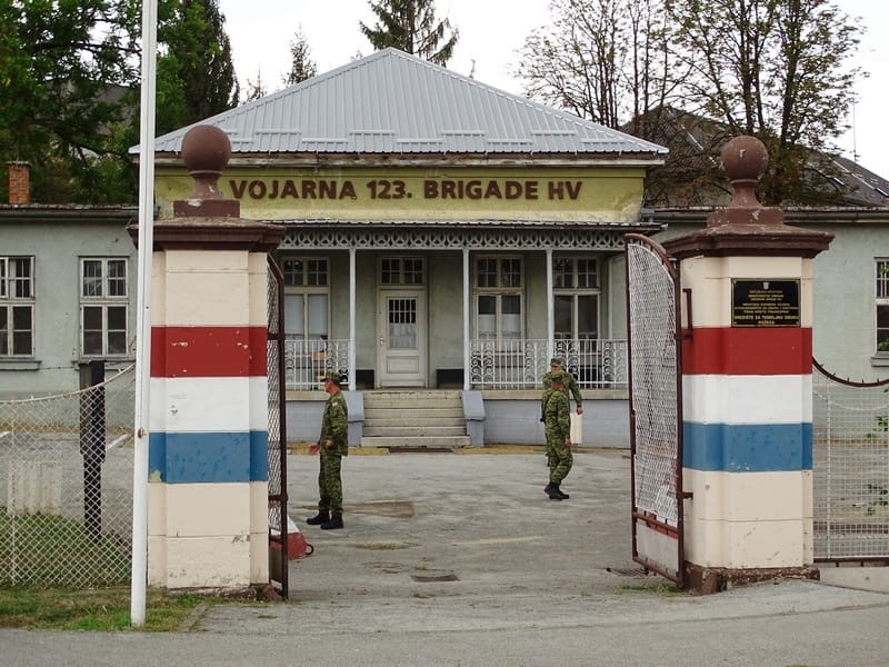 U požeškoj vojarni sinoć iznenada preminuo vojnik (30)