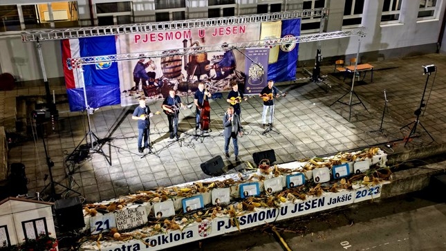 “Pjesmom u jesen” – tradicijski spektakl i ove godine u Zlatnoj Slavoniji