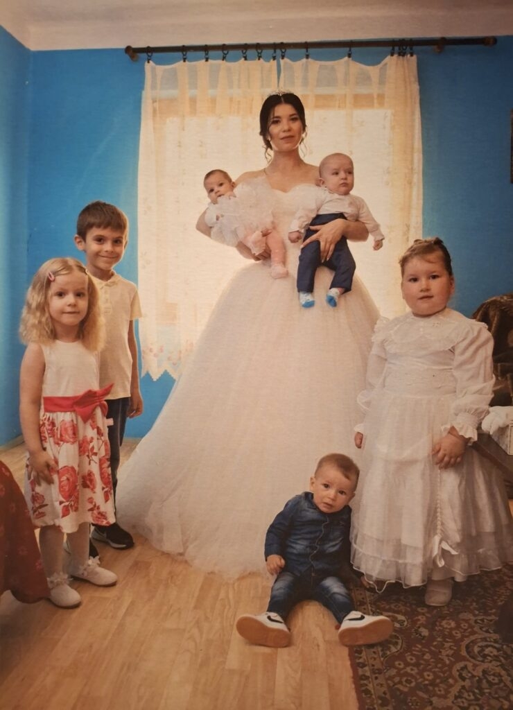 Obitelj Profus iz Požege ima osmero djece i svi se zovu na slovo ’t’: ”Nekada smo živjeli u 27 kvadrata, a danas su sretni odrasli ljudi”