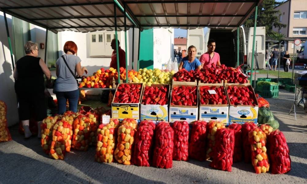 Pakračka tržnica danas: Paprika znatno skuplja nego lani