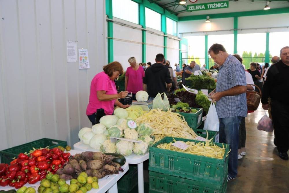 Pakračka tržnica danas: Paprika znatno skuplja nego lani