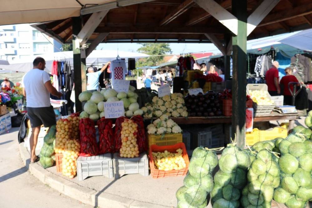 Pakračka tržnica danas: Paprika znatno skuplja nego lani