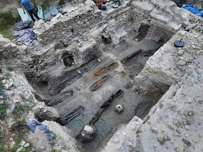 U Pakracu otkriven sarkofag s ’vampirom’: ’Ima konjsku glavu umjesto ljudske’