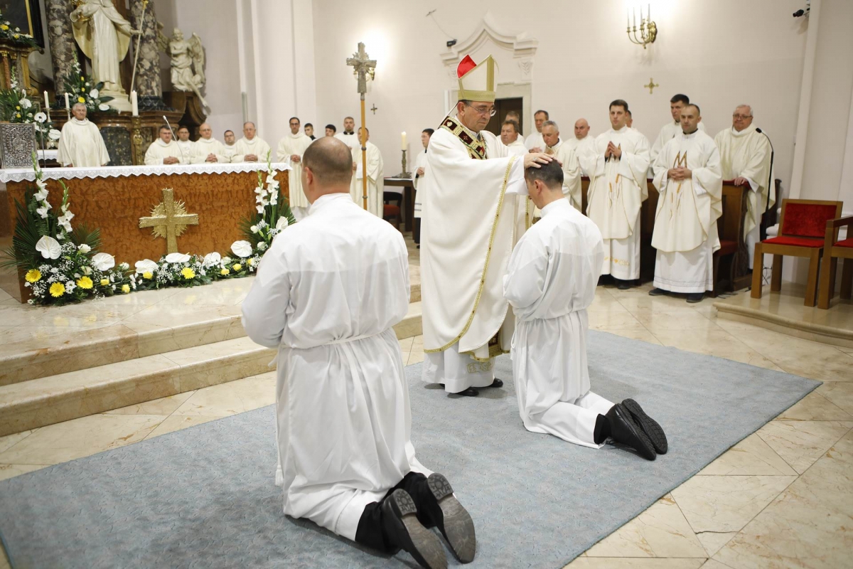 Đakonsko ređenje Ivana i Antuna u požeškoj Katedrali