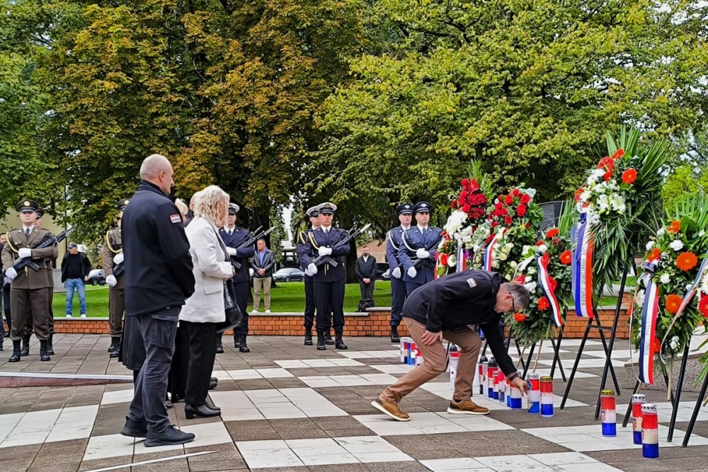 FOTO: ’Slavonski sokolovi“ otvorili vrata svoje vojarne i oduševili brojne okupljene građane