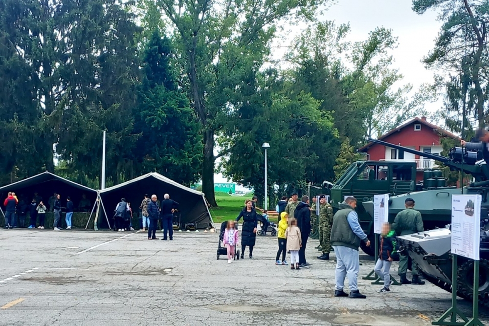 FOTO: ’Slavonski sokolovi“ otvorili vrata svoje vojarne i oduševili brojne okupljene građane
