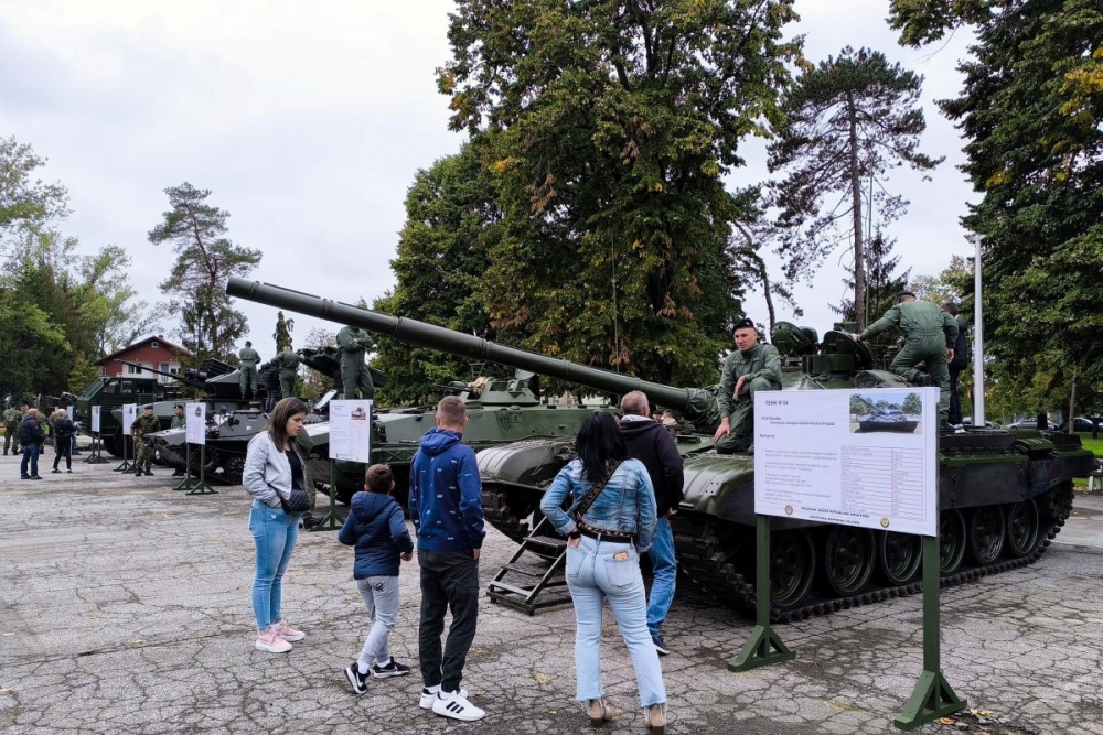 FOTO: ’Slavonski sokolovi“ otvorili vrata svoje vojarne i oduševili brojne okupljene građane