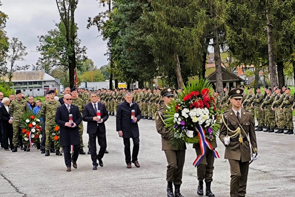 FOTO: ’Slavonski sokolovi“ otvorili vrata svoje vojarne i oduševili brojne okupljene građane