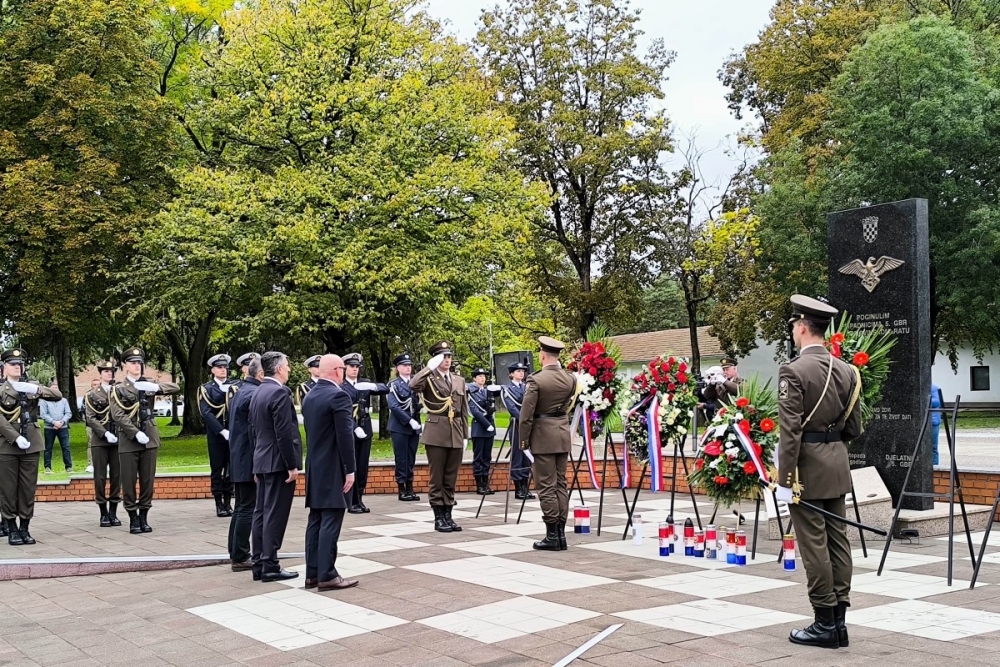 FOTO: ’Slavonski sokolovi“ otvorili vrata svoje vojarne i oduševili brojne okupljene građane