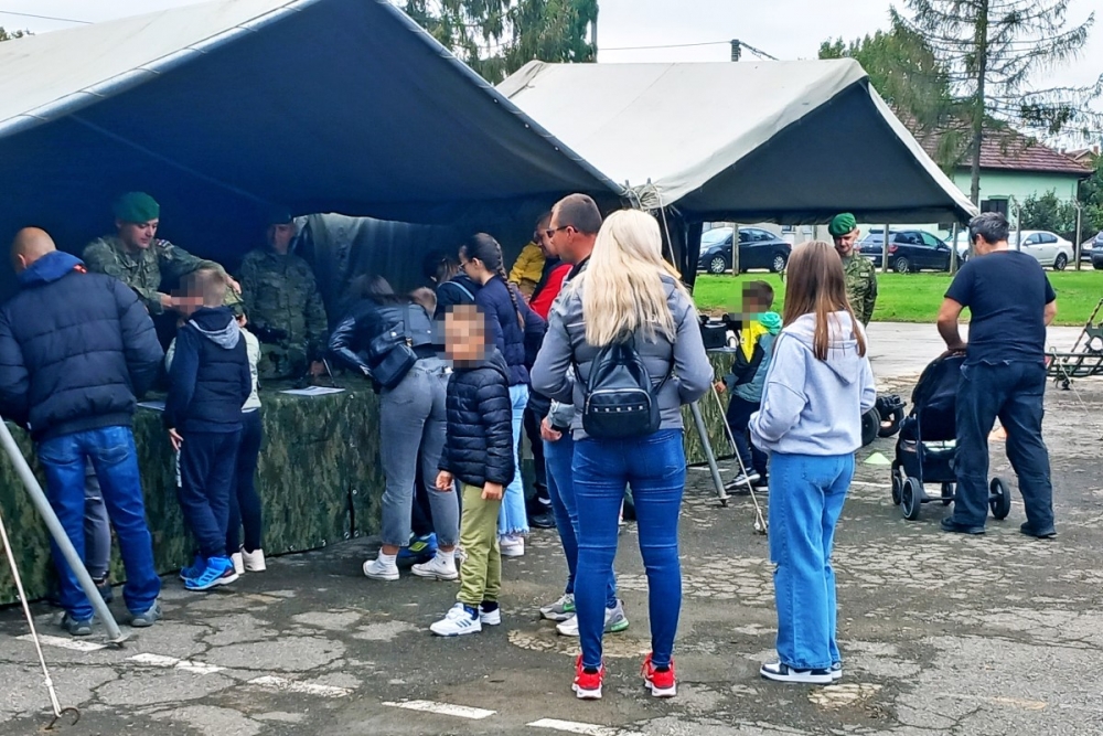 FOTO: ’Slavonski sokolovi“ otvorili vrata svoje vojarne i oduševili brojne okupljene građane