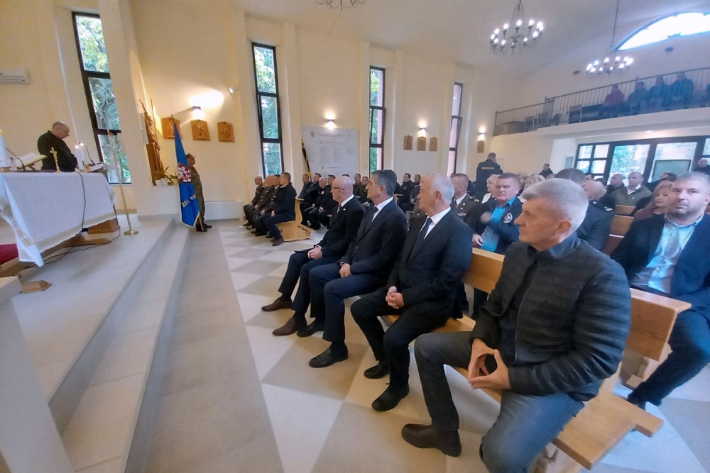 FOTO: ’Slavonski sokolovi“ otvorili vrata svoje vojarne i oduševili brojne okupljene građane