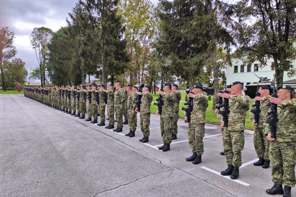 FOTO: ’Slavonski sokolovi“ otvorili vrata svoje vojarne i oduševili brojne okupljene građane