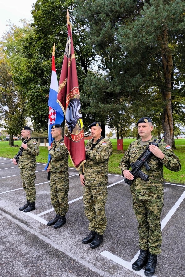 FOTO: ’Slavonski sokolovi“ otvorili vrata svoje vojarne i oduševili brojne okupljene građane
