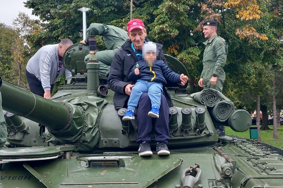 FOTO: ’Slavonski sokolovi“ otvorili vrata svoje vojarne i oduševili brojne okupljene građane