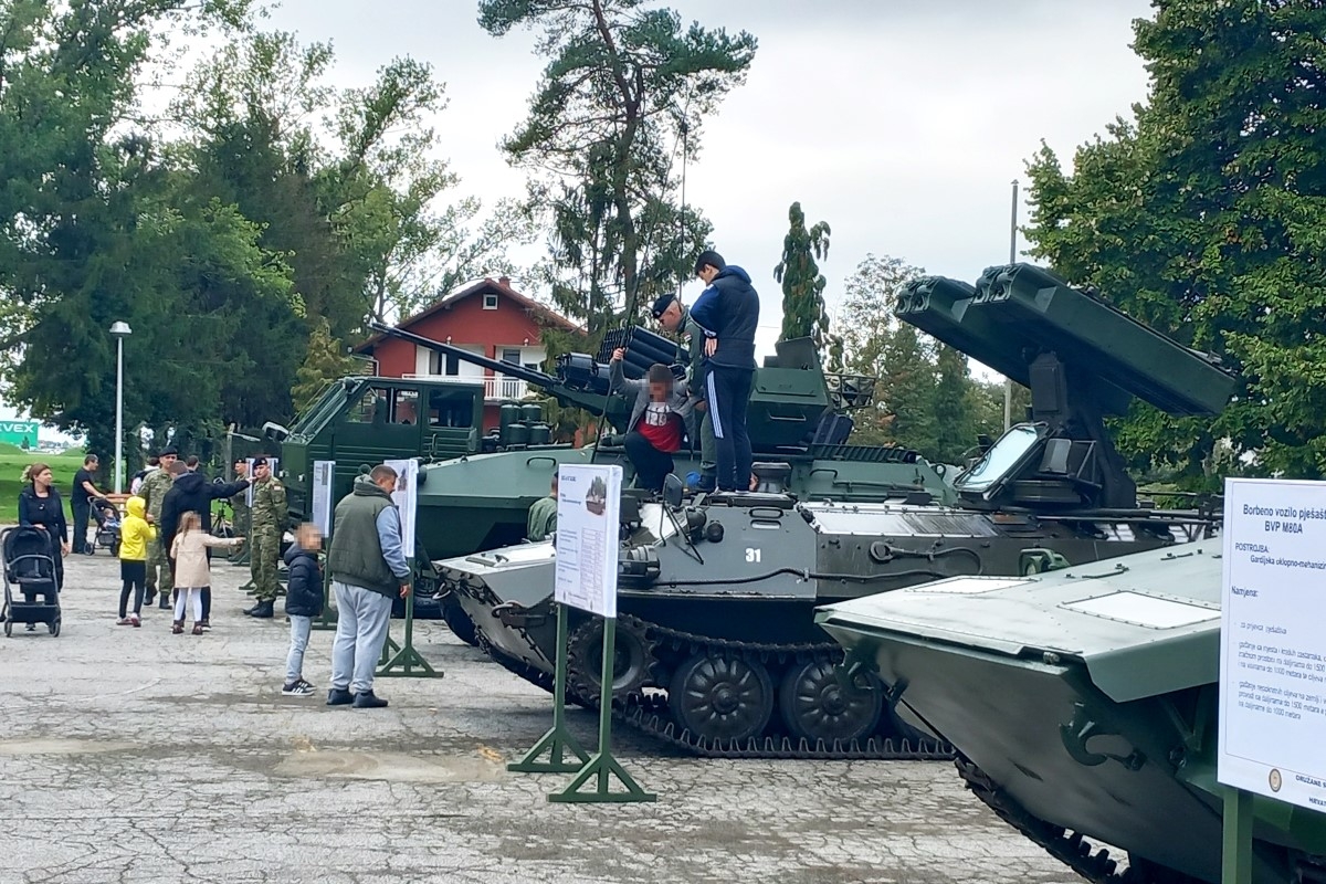 FOTO: ’Slavonski sokolovi“ otvorili vrata svoje vojarne i oduševili brojne okupljene građane