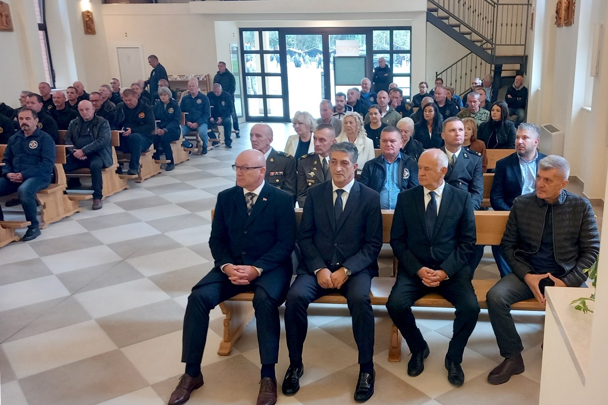 FOTO: ’Slavonski sokolovi“ otvorili vrata svoje vojarne i oduševili brojne okupljene građane