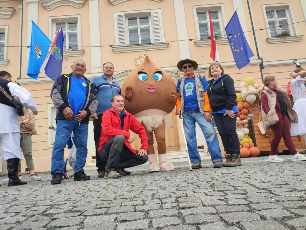 Planinari HPD ’Sokolovac’ Požega pohodili 27. ’Kestenijadu’ u Hrvatskoj Kostajnici