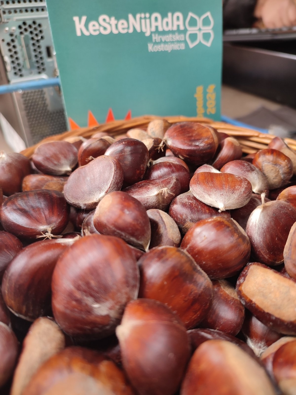 Planinari HPD ’Sokolovac’ Požega pohodili 27. ’Kestenijadu’ u Hrvatskoj Kostajnici