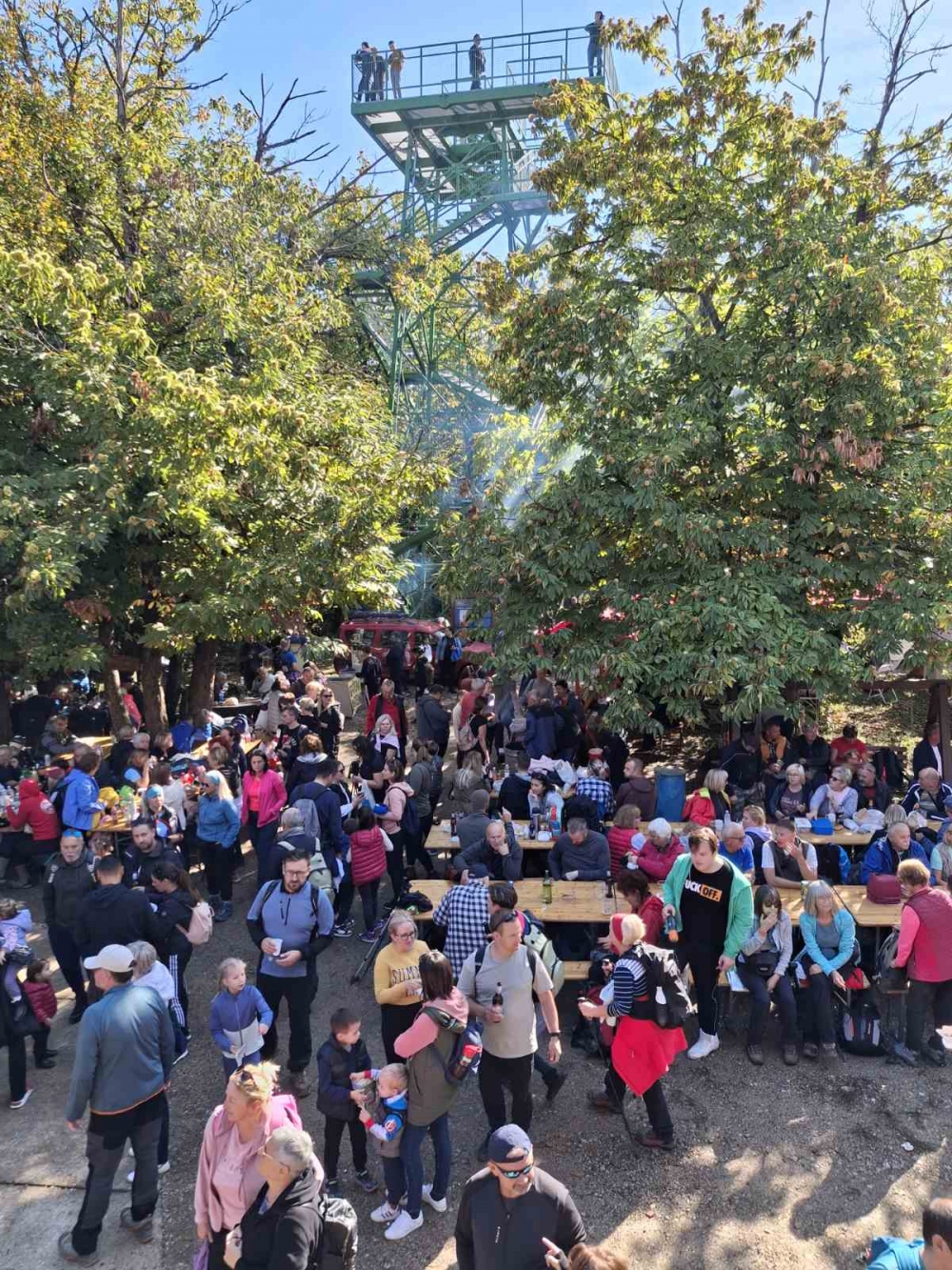 FOTO:  Članovi HPD ’Sokolovac’ Požega pohodili Festival kestena u Petrinji