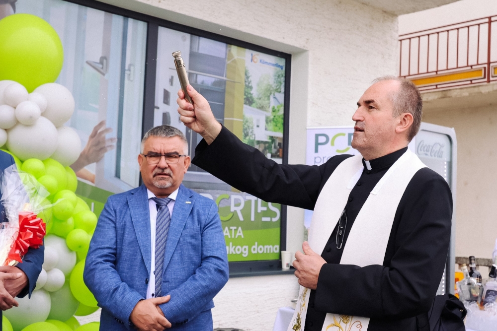 POŽEGA: Otvoren novi salon tvrtke Portes