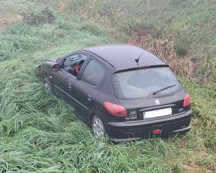 FOTO: Pijan sletio s kolnika u Kuli