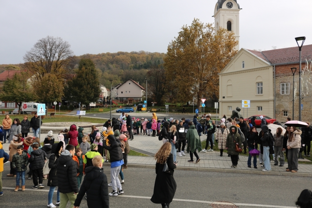 DAN SJEĆANJA: Pakrački školarci odali počast žrtvama Vukovara i Škabrnje