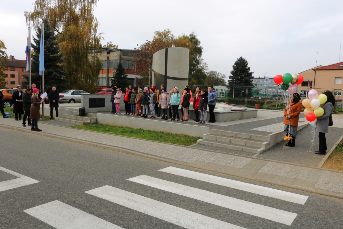 DAN SJEĆANJA: Pakrački školarci odali počast žrtvama Vukovara i Škabrnje