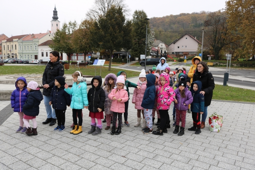 DAN SJEĆANJA: Pakrački školarci odali počast žrtvama Vukovara i Škabrnje