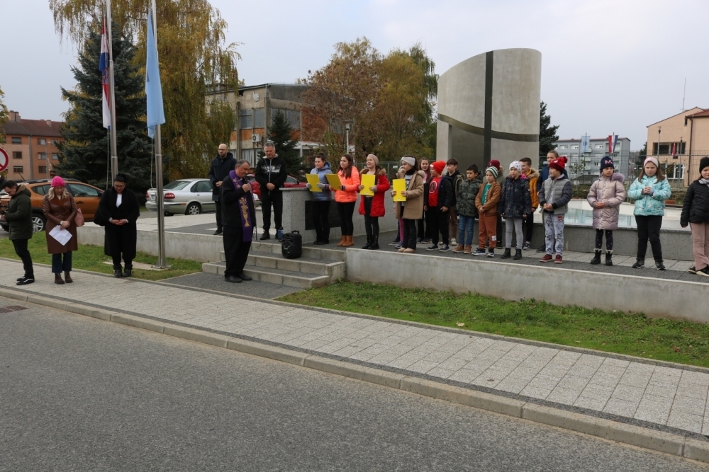 DAN SJEĆANJA: Pakrački školarci odali počast žrtvama Vukovara i Škabrnje