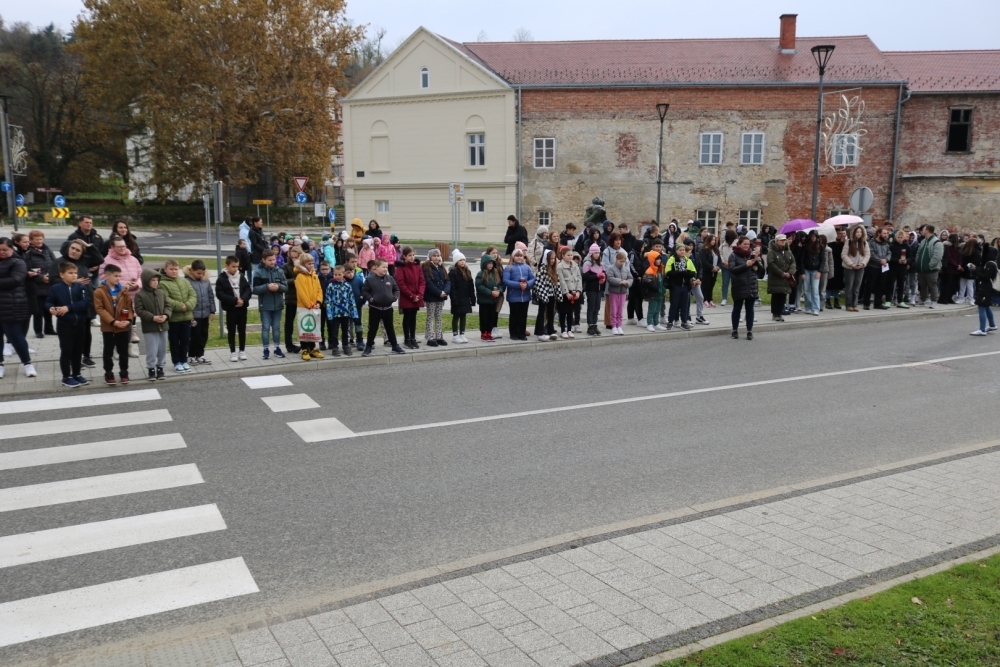 DAN SJEĆANJA: Pakrački školarci odali počast žrtvama Vukovara i Škabrnje