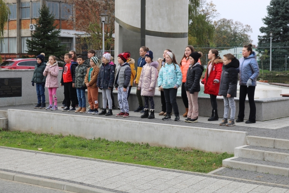 DAN SJEĆANJA: Pakrački školarci odali počast žrtvama Vukovara i Škabrnje