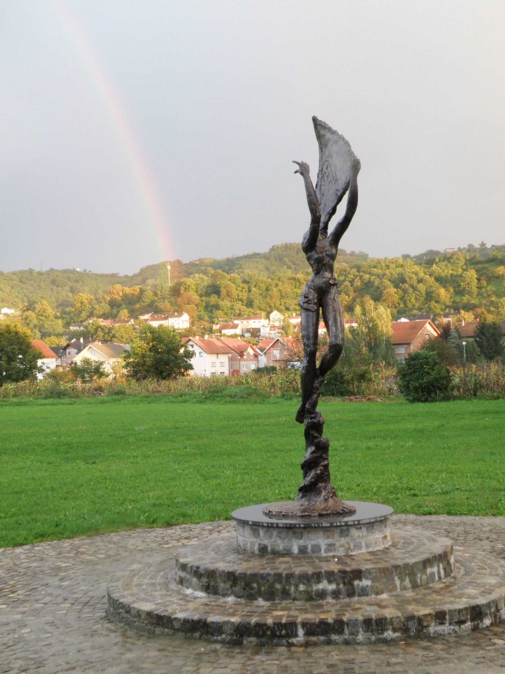 Ronko: Serijal o podignutim spomenicima mog vremena – 3. dio Skulptura Sara – Babin vir