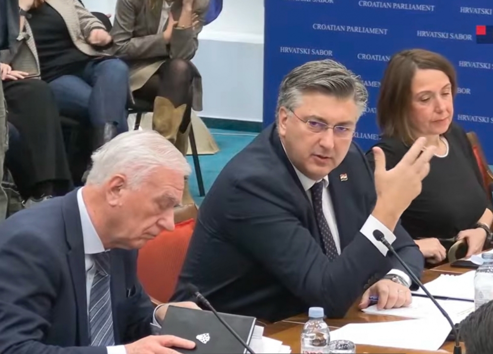 Za gradonačelnika Glavića: Pogledajte kako su jučer u Osijeku testirali odvodnju vode na novom asfaltu