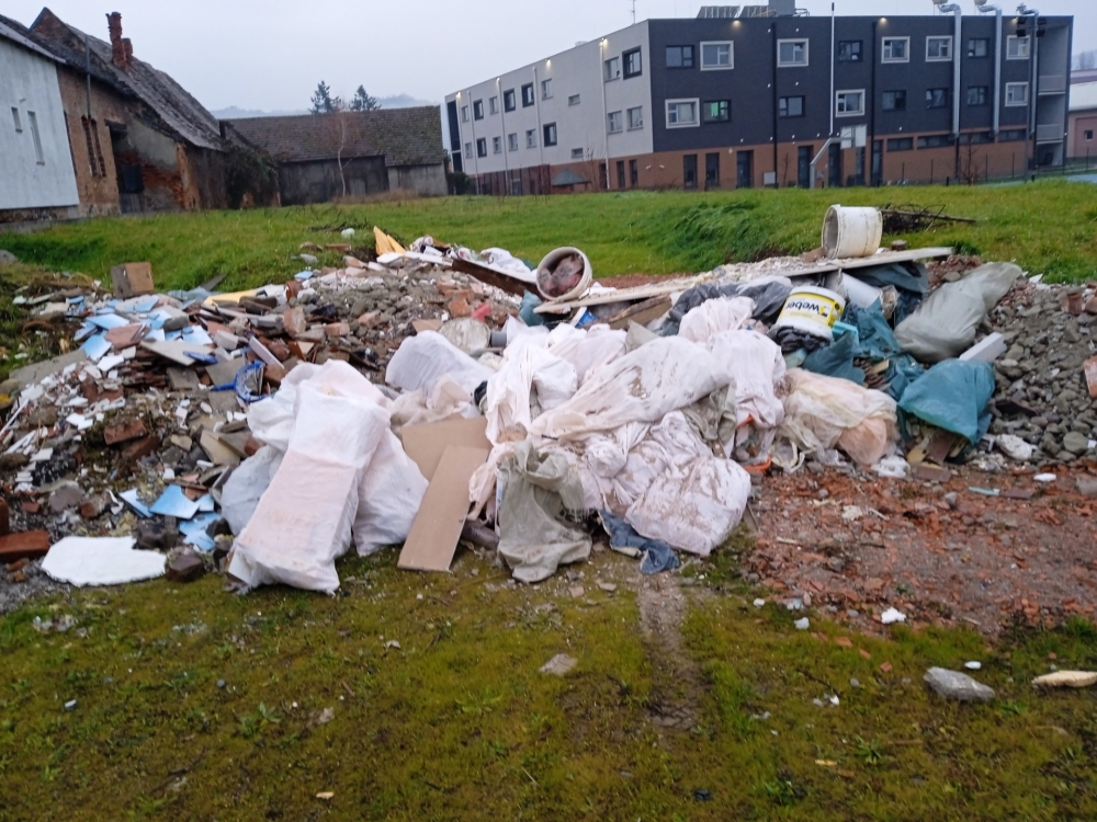 FOTO: Divlje odlagalište otpada u središtu grada