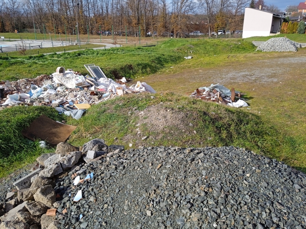 FOTO: Divlje odlagalište otpada u središtu grada