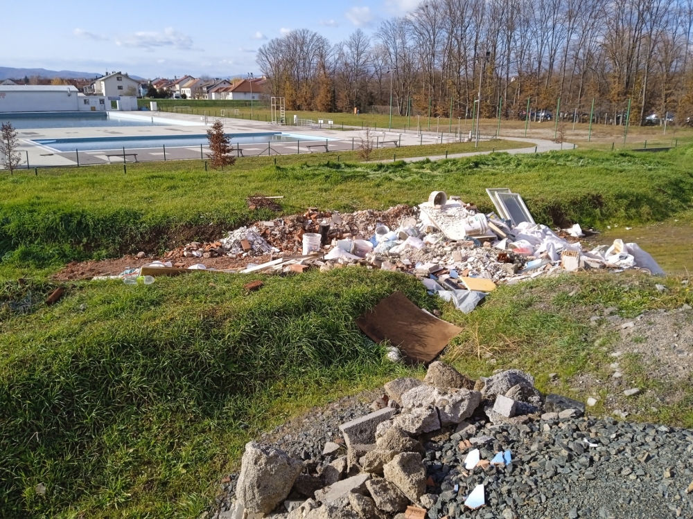 FOTO: Divlje odlagalište otpada u središtu grada