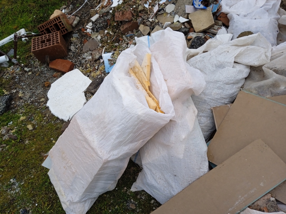 FOTO: Divlje odlagalište otpada u središtu grada