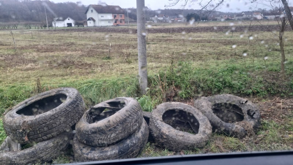 Mihaljevci postaju divlji deponij? Glomazni otpad se baca uz samu cestu