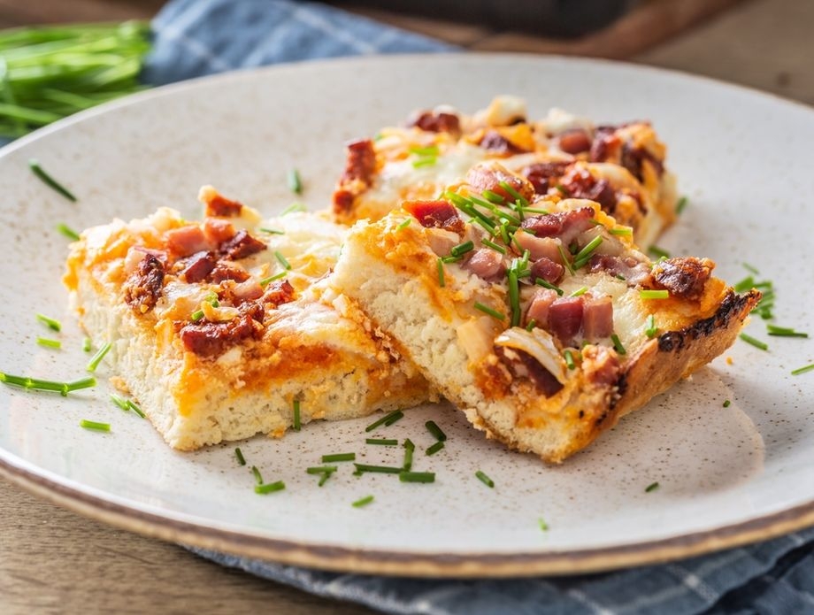 Recept za slovačku pizzu sa slaninom, lukom i vrhnjem