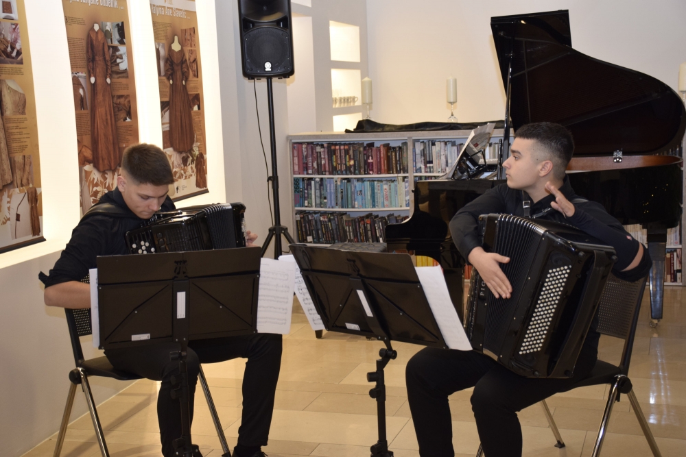 U požeškoj knjižnici otvorena izložba 25. godina Konzervatorskog odjela u Požegi