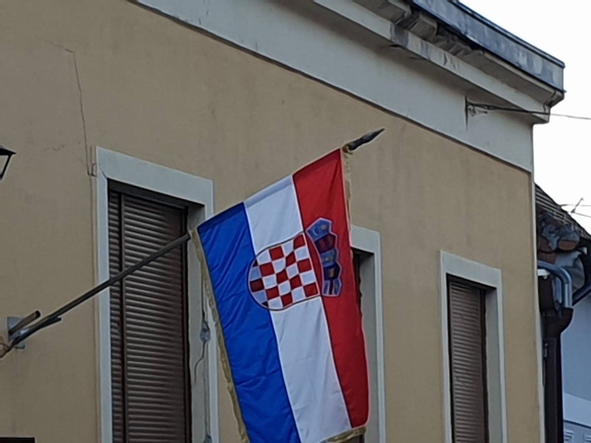 U Hrvatskoj Dan žalosti, u Požegi zastave “ponosno” vijore