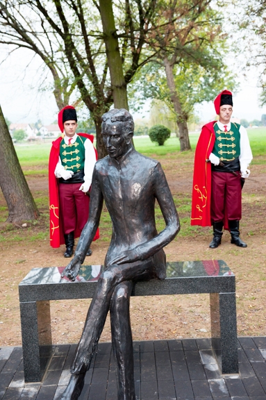 Ronko: Serijal o podignutim spomenicima mog vremena 6. dio: Skulptura Nikola Tesla