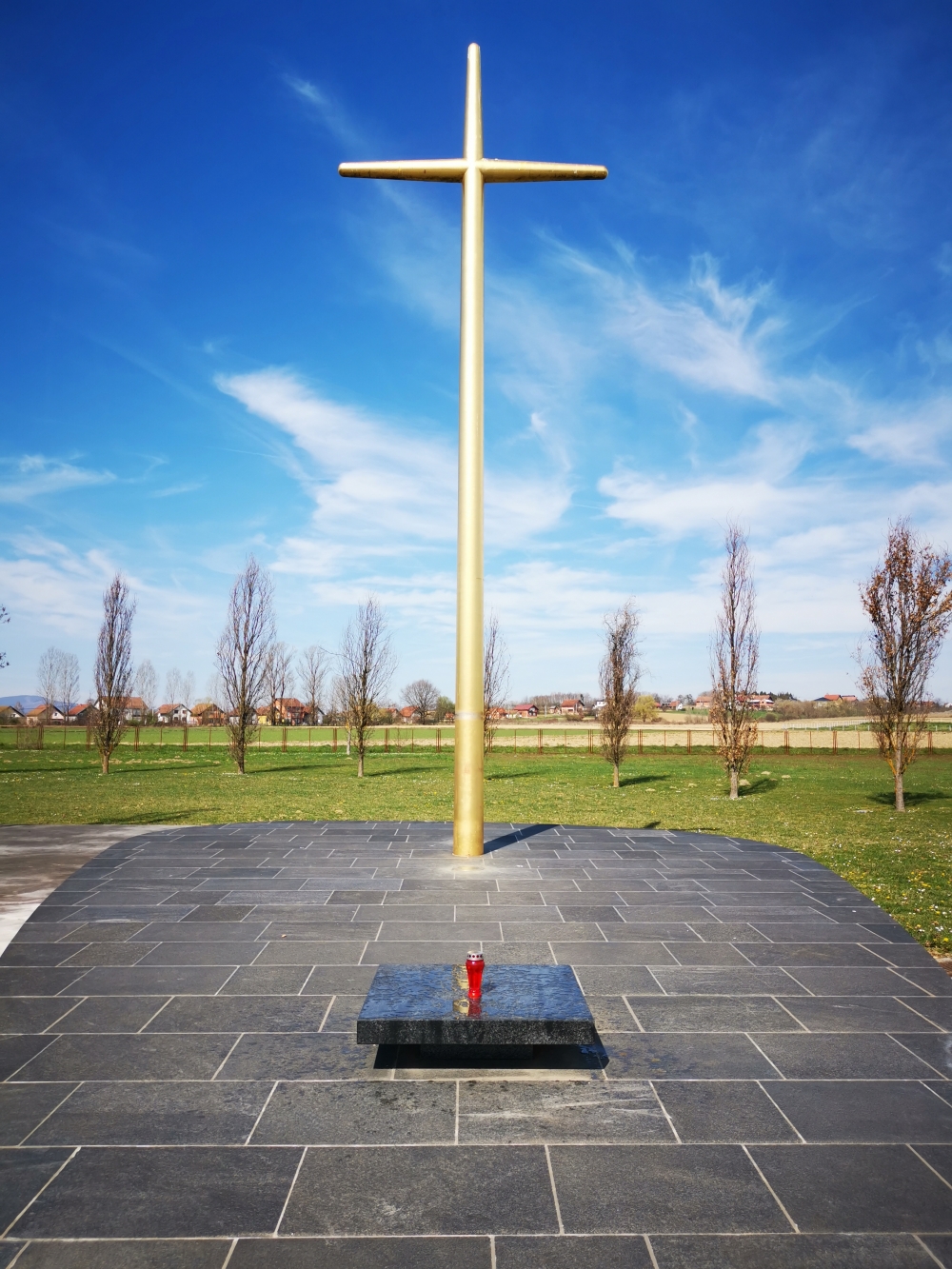 Ronko: Serijal o podignutim spomenicima mog vremena 7. dio: Križ na Groblju Krista Kralja