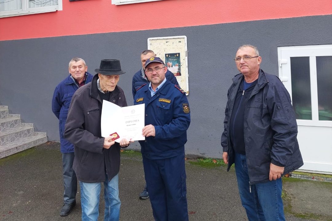 GRABARJE: Stjepanu Vrkljanu vatrogasna spomenica za 60 godina članstva