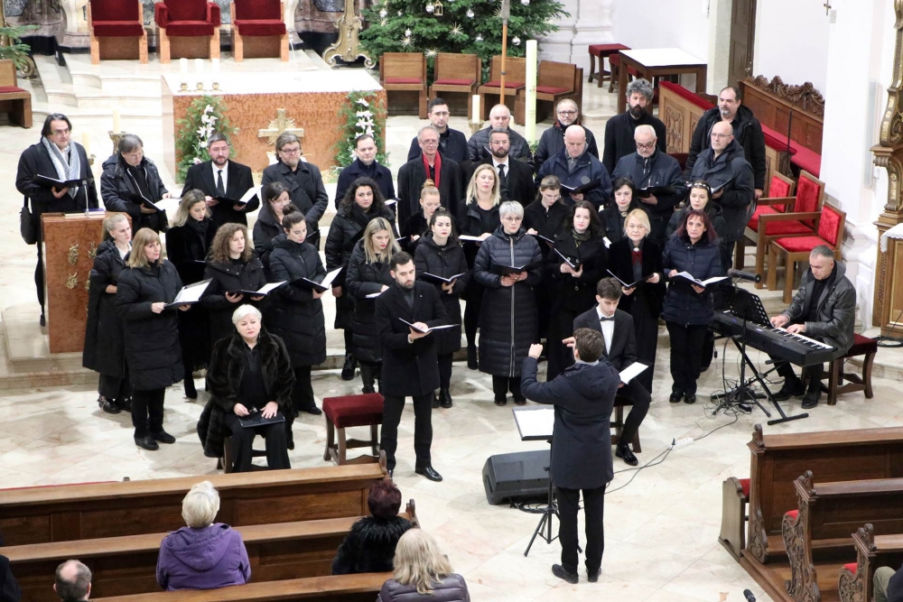 U subotu održan Božićni koncert osječkog Hrvatskog narodnog kazališta u požeškoj Katedrali