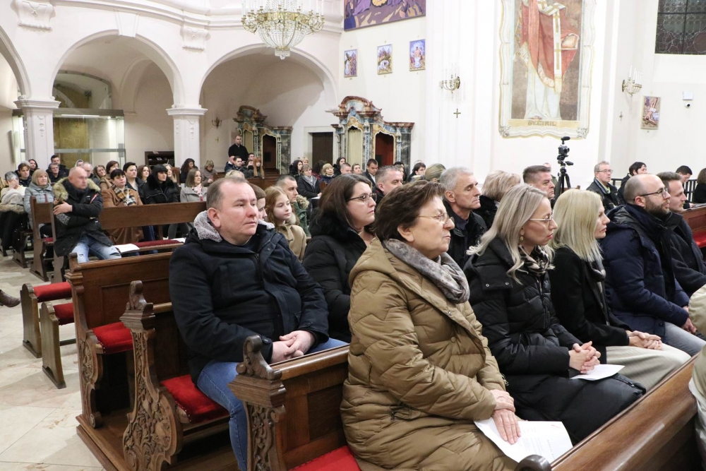 U subotu održan Božićni koncert osječkog Hrvatskog narodnog kazališta u požeškoj Katedrali
