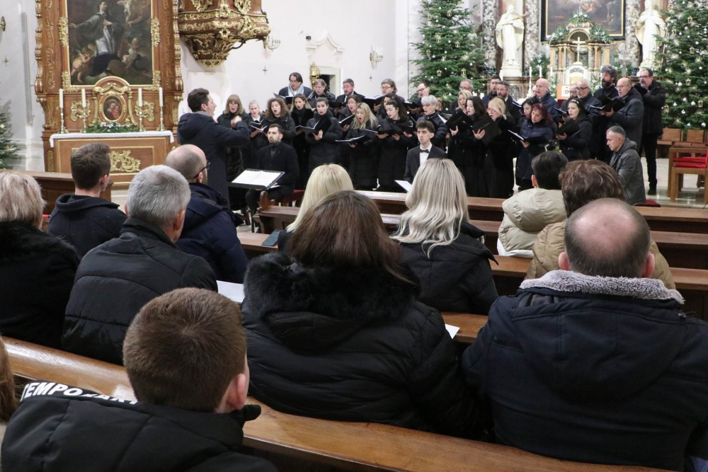 U subotu održan Božićni koncert osječkog Hrvatskog narodnog kazališta u požeškoj Katedrali