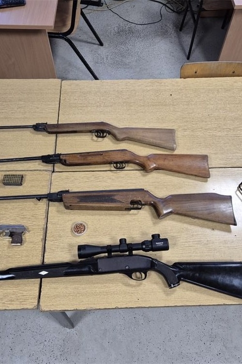 Kaptol: U pretresu kuće pronađene automatska i malokalibarska puška s optikom i prigušivačem, zračnice, plinski pištolji...
