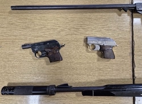 Kaptol: U pretresu kuće pronađene automatska i malokalibarska puška s optikom i prigušivačem, zračnice, plinski pištolji...